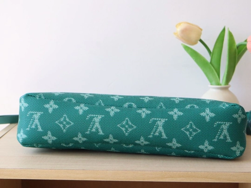 LV Clutch Bags 4178A-0133