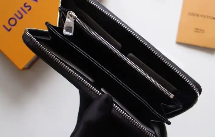 LV Wallets 4178G-0237