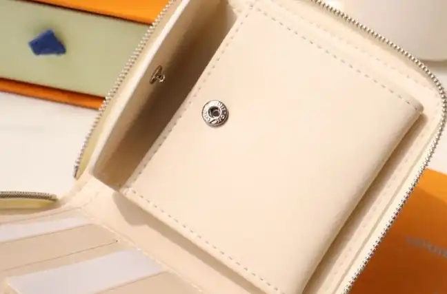 LV Wallets 4192D-0020